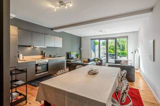 <div><div> <p>Gelijkvloers appartement met ruime zuid-gerichte tuin.</p><p>Dit gelijkvloers appartement is gelegen in het centrum en maakt deel uit van een volledig verbouwd gebouw uit 2019. Het appartement heeft een bewoonbare oppervlakte van 68 m² en beschikt over een zuid-gerichte tuin met terras van in totaal 245 m². De leefruimte ligt op een houten vloer en sluit aan op de open, volledig ingerichte keuken met alle toestellen. Verder is er een berging/wasplaats, een afzonderlijk toilet en een badkamer met douche en wastafelmeubel. De slaapkamer heeft een oppervlakte van 12 m². Het appartement is energiezuinig en beschikt over een goedgekeurde elektrische installatie.</p></div> </div>