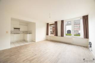 <p><span>Energiezuinig gelijkvloers appartement op centrale toplocatie!</span></p><p><span>Ontdek dit instapklare en uiterst energiezuinige gelijkvloers appartement, gelegen in een verzorgd gebouw met 15 appartementen uit 1994. Dankzij het </span><span>EPC-label B</span><span>, conforme elektriciteit en het </span><span>volledig asbestvrije</span><span> attest koop je hier met een gerust hart. Het appartement werd bovendien </span><span>volledig geschilderd</span><span> en voorzien van </span><span>nieuwe kliklaminaat</span><span>, waardoor je zonder extra kosten meteen kan intrekken. </span></p><p><span>Indeling:</span></p><ul><li><span>Ruime, lichte leefruimte</span></li><li><span>Praktisch ingerichte keuken</span></li><li><span>Badkamer</span></li><li><span>Apart toilet</span></li><li><span>Berging</span></li><li><span>1 slaapkamer</span></li></ul><p><span>De centrale ligging maakt dit appartement ideaal voor wie alles binnen handbereik wil, de gemeenschappelijke fietsenstalling achter het appartementsgebouw is hier een meerwaarde. Het appartement is </span><span>onmiddellijk beschikbaar</span><span> om zelf in te wonen, maar vormt tevens een </span><span>uitstekende opbrengsteigendom</span><span> voor investeerders.</span></p><p><span>Interesse? Bel Yves 0480/63.64.35 voor meer info of een bezoek!</span></p>