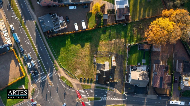 Bouwgrond van 2a10ca voor een HALFOPEN BEBOUWING, rechts van de woning aan de Kerkstraat 1.Breedte: 13 mDiepte: 32 mBijgevoegd de vergunde plannen.