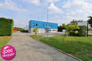 INDUSTRIEEL GEBOUW met ruime productiehal en kantoorgedeelte, in uitstekende staat, gelegen op het industrieterrein "OVERHAEM" te Tongeren.-...