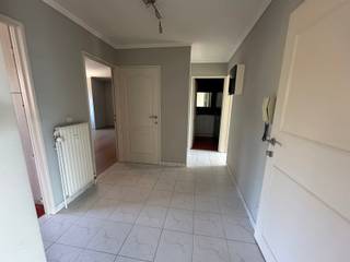 <p>Dit ruime en comfortabele appartement is gelegen op de 2de verdieping van een verzorgd gebouw en is zowel via de trap als met de lift bereikbaar. Dankzij de praktische indeling en drie slaapkamers is het appartement ideaal voor een gezin of voor wie graag over extra ruimte beschikt.<br /><br />Het appartement beschikt over een aangename leefruimte en een keuken die voorzien is van een vaatwasser, koelkast en keramische kookplaat. De badkamer is uitgerust met een douche/badcombinatie, badkamermeubel en dubbele wastafel. Daarnaast is er een afzonderlijk gastentoilet.<br /><br />Voor extra comfort is het appartement voorzien van centrale verwarming op gas en airconditioning. Verder beschikt de woning over een privékelderberging en een eigen autostaanplaats, wat zorgt voor extra praktische bergruimte en parkeergemak.<br /><br />De huurprijs bedraagt €750 per maand, aangevuld met €75 gemeenschappelijke kosten en een voorschot van €125 per maand voor water en gas.<br /><br />Een ruim en praktisch appartement met 3 slaapkamers, lift, autostaanplaats en kelderberging, dat alle nodige voorzieningen biedt voor comfortabel wonen.<br /><br />Beschikbaar vanaf 1/12/2026<br /><br />Heb je interesse? Vraag uw bezoek aan via onze website https://www.immovl.be/te-huur/list en druk op de knop '<strong>IK WENS EEN BEZOEK</strong>'.</p>
