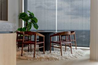 Hoog boven Antwerpen biedt dit afgewerkte Serenity-appartement op de 25e verdieping een uitzonderlijke combinatie van comfort en architectuur. Op 146 m² bevinden zich 2 slaapkamers en 2 badkamers, aangevuld met royale leefruimtes en grote glaspartijen die het panoramische uitzicht maximaal tot zijn recht laten komen. Een instapklare woonbeleving op een van de meest exclusieve locaties van de stad.