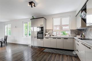 <p><span>Instapklaar appartement (130 m²) met 3 slaapkamers en terras (10 m²) in Wilrijk.</span></p><p><span>Dankzij de centrale ligging nabij het dorpscentrum geniet dit appartement van een uitstekende bereikbaarheid. Met de wagen bereik je vlot de snelweg en verschillende verbindingswegen, terwijl ook het openbaar vervoer en meerdere velo-stations zich in de directe omgeving bevinden.</span></p><p><span>Het appartement bevindt zich op de eerste verdieping van een kleinschalig gebouw met slechts twee verdiepingen. Het gebouw werd opgeleverd in 2023 en voldoet volledig aan de huidige normen, waardoor je hier zonder zorgen kan wonen of investeren. Het dak is geïsoleerd en voorzien van zonnepanelen, de elektriciteit is conform en de PVC-ramen zijn voorzien van dubbele hoogrendementsbeglazing. Momenteel is het appartement verhuurd aan €…/maand.</span></p><p><span>Binnenin geniet je van een bijzonder ruime en lichtrijke leefruimte met open, volledig geïnstalleerde keuken, samen goed voor maar liefst 67 m². Vanuit de leefruimte heb je toegang tot het inpandige terras van 10 m² met noordoriëntatie.</span></p><p><span>Het appartement beschikt verder over drie volwaardige slaapkamers van 10 m², 15 m² en 22 m². De badkamer (7 m²) is uitgerust met een inloopdouche, lavabomeubel, handdoekdroger en toilet. Daarnaast zijn er nog een tweede, apart toilet en een praktische berging/wasplaats (4 m²) aanwezig.</span></p><p><span>Ben je op zoek naar een recent en ruim appartement met drie slaapkamers op een centrale locatie? Mis deze kans niet! Bruikbare vloeropp. 130 m² – ref.: bruto vloeropp. EPC-certificaat. Voor meer info of een gratis schatting surf naar </span><span><span>www.hansimmo.be</span></span></p><p><span> </span></p>
