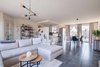 Op zoek naar een appartement om zorgeloos in te trekken?Zoek niet langer!Achter deze gevel schuilt een fris, lichtrijk en instapklaar appartement!De...