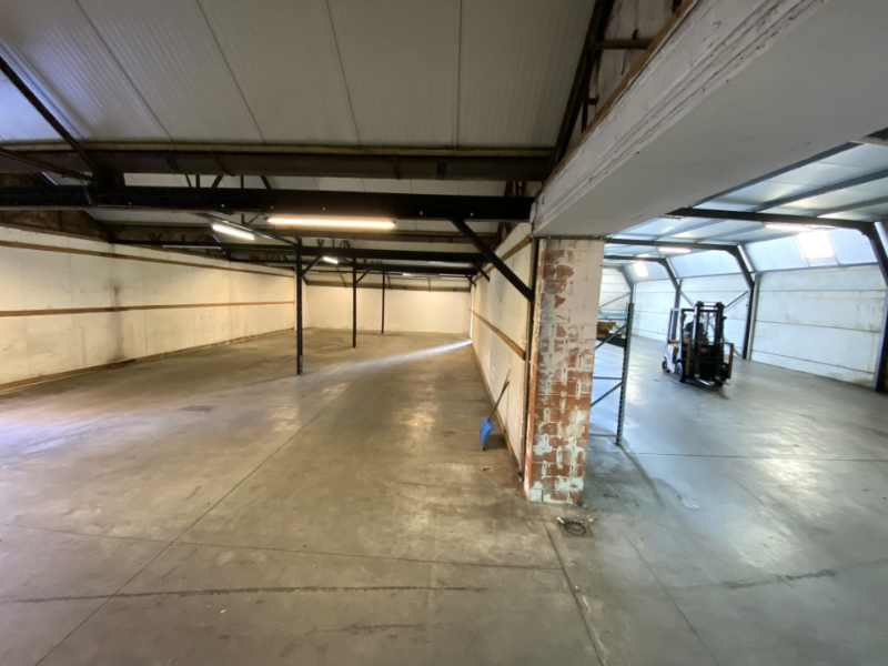 Ruim magazijn (550m²) met buitenruimte achteraan - foto 4