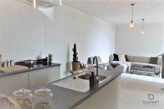 Frontaal waterzicht vanuit dit lumineuze recente appartement met terras! Op de tweede verdieping bevindt zich dit recente appartement. Met frontaal...