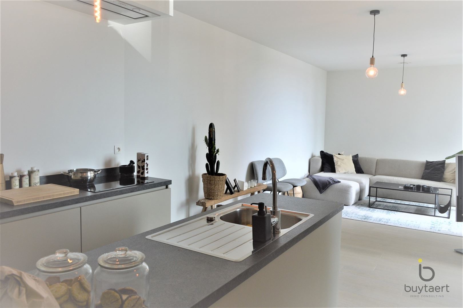 Frontaal waterzicht vanuit dit lumineuze recente appartement met terras! - foto 3