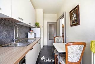 TROEVEN:
<ul>
<li>Verzorgd appartement</li>
<li>Nieuwe keuken en badkamer in 2022</li>
<li>2 volwaardige slaapkamers</li>
<li>2 terrassen</li>
<li>Conforme elektriciteit</li>
<li>Geen renovatieplicht</li>
</ul>
<br />Met een bruikbare vloeroppervlakte van 75 m² beschikt dit appartement op de eerste verdieping (lift aanwezig) over een lichtrijke leefruimte, een volledig ingerichte, nieuwe keuken, twee volwaardige slaapkamers en een stijlvolle, recent vernieuwde badkamer.<br /><br />Dankzij de centrale ligging bevinden winkels, horecazaken, openbaar vervoer en recreatiemogelijkheden zich op wandelafstand, waardoor u geniet van optimaal wooncomfort.<br /><br />Een extra troef is dat er geen renovatieplicht van toepassing is. Het appartement is goed onderhouden en voldoet aan de huidige normen, zodat u er zonder zorgen uw intrek kunt nemen.<br /><br />Bovendien zéér interessant voor investeerders.<br /><br /><strong>Ook wild geworden van deze thuis?<br />Twijfel dan niet langer en leg vandaag nog uw bezoek vast!</strong>
