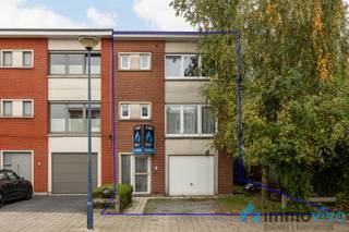 HALFOPEN GEZINSWONING MET GARAGE EN TUIN OP TOPLOCATIEDEZE HALFOPEN BEL-ÉTAGE GEZINSWONING MET DRIE SLAAPKAMERS EN ROYALE GARAGE IS PERFECT GELEGEN...