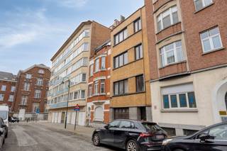 <p>Dit interessant opbrengsteigendom is gelegen in het gegeerde Laken en biedt een mooie combinatie van wooncomfort en investeringspotentieel.</p><p></p><p>Op het gelijkvloers bevindt zich een ruime inkomhal, een garage en een gezellige studio bestaande uit een leefruimte, keuken en badkamer. Daarnaast beschikt het gelijkvloers over toegang tot een aangename tuin.</p><p>Het gebouw telt verder drie identieke appartementen, verspreid over de eerste, tweede en derde verdieping. Elk appartement bestaat uit een inkomhal, een lichtrijke woonkamer, een keuken met toegang tot het balkon, een badkamer, apart toilet, berging, een ruime slaapkamer en een tweede kamer die kan dienen als kinderkamer, bureau of dressing.</p><p>De appartementen op de eerste en derde verdieping zijn momenteel verhuurd en zorgen voor een onmiddellijke huuropbrengst.</p><p>De kelderverdieping omvat verschillende privatieve kelders en biedt bijkomende bergruimte voor het volledige gebouw.</p><p></p><p>Het gebouw dient deels te worden opgefrist en gemoderniseerd, wat een mooie opportuniteit biedt om het verder te optimaliseren en het volledige potentieel te benutten.</p><p>Dankzij de indeling, de studio, garage, tuin en verhuurde units vormt dit pand een solide investering op een centrale ligging in Laken.</p>