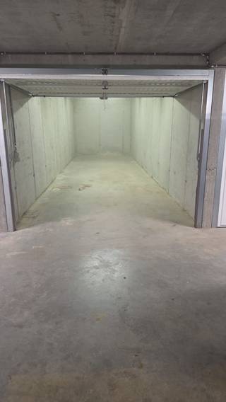 Ruime en goed toegankelijke dubbele garagebox, gelegen in een mooie residentie op de -1 verdieping. De garagebox heeft een diepte van ca.11m en een breedte van ca.2.80m - 2.90m, waardoor er comfortabel plaats is voor twee wagens achter elkaar. Een uitstekende opportuniteit voor wie op zoek is naar een ruime praktische garage op een centrale ligging.