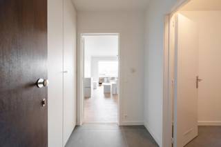 Dit instapklare appartement bestaat uit: lift - inkomhal - toilet - living - terras - keuken - berging - extra berging met wasplaats - nachthal - 2 slaapkamers - badkamer - autostandplaats - fietsenberging voor 2 fietsen. <br /><br />Vrij 15/04/2026. Huurprijs is 650 €/mnd appartement + 50 €/mnd syndickosten + 50 €/mnd autostandplaats (verplicht). Maximum voor 3 personen.<br /><br />Bij interesse, gelieve enkel en alleen te reageren via het contactformulier. Wij contacteren u terug van zodra een bezoek mogelijk is.