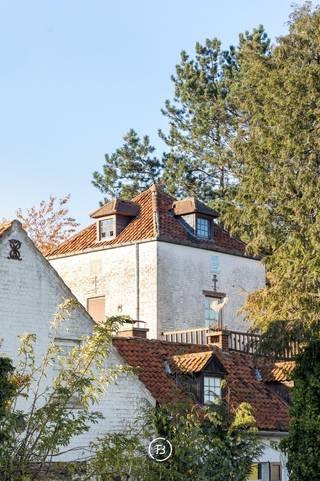 Ontdek deze unieke renovatie opportuniteit in het centrum van Elingen. Deze villa is gelegen op een prachtig perceel met unieke vergezichten. Met...