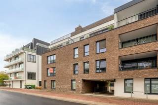 <p><span>Zeer verzorgd appartement met 3 slaapkamers in het centrum Oudenaarde.</span></p><p><span> </span></p><p><span>INDELING</span></p><p><span>Het appartement, gelegen op de eerste verdieping van residentie Leskoo, omvat een inkomhal met toilet, living met open keuken en berging, 3 slaapkamers en een badkamer met inloopdouche.</span></p><p><span>Het appartement heeft een terras met zijdelings zicht op de Schelde.</span></p><p><span>Bij het appartement hoort een kelderberging en een staanplaats.</span></p><p><span> </span></p><p><span>LIGGING</span></p><p><span>Het appartement is vlak aan de Schelde gelegen.</span></p><p><span>Op een vingerknip sta je in het mooie stadspark of op de markt van Oudenaarde.</span></p><p><span>Vlakbij alle scholen, winkels en het station.</span></p><p><span> </span></p><p><span>TECHNISCH</span></p><p><span>Gunstig epc A label.</span></p><p><span>De elektriciteit is conform.</span></p><p><span> </span></p><p><span>PRAKTISCH</span></p><p><span>Voor meer info en/of een afspraak bel Eefje van Immo D'hondt 0498 88 88 89.</span></p>