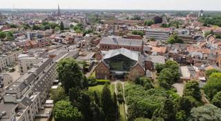 <p>Bent u op zoek naar een full-service privékantoor dat 24/7 beschikbaar is? <br />Of heeft u voldoende aan een plekje in de sfeervolle gemeenschappelijke werkruimte? </p>
<p>In het mooie, historische Paterspand te Turnhout - kan u kiezen uit diverse mogelijkheden. Van een virtueel kantoor tot een full-service privékantoor, vergader- en congreszalen met catering, de mogelijkheden zijn eindeloos. Klanten zullen bovendien gebruik kunnen maken van de nieuwe ondergrondse parking welke een rechtstreekse inrit zal hebben via de Paterstraat.<br /><br />Full service kantoren betekent volledig ontzorgen op vlak van infrastructuur en onthaal:<br />- volledig ingericht en uitgerust met kwalitatieve materialen<br />- onthaaldiensten, post- en telefoonbeheer<br />- unieke telefooninfrastructuur en internetconfiguratie met firewalls<br />- beheer van catering<br />- water, elektriciteit, verwarming<br />- dagelijkse schoonmaak<br />- taksen op het gebouw<br />- onroerende voorheffing<br />- ...</p>
<p>Bovendien kan elke klant gratis gebruik maken van de gemeenschappelijke werkruimten op volgende locaties. (Brussels Airport, Brussels Expo, Brussels Parliamant, Antwerp East,…)</p>
<p>1. Privékantoren: vanaf 700 euro/maand<br />2. Kantoor 2 pers: vanaf 700 euro/maand<br />3. Kantoor 4 pers: vanaf 1000 euro/maand<br />4. Kantoor 6 pers: vanaf 2000 euro/maand<br />5. co-working spaces: vanaf 219 euro/maand <br />6. vergaderzalen: vanaf 90 euro/dag<br />7. Ook mogelijkheid tot verhuur 1<sup>ste</sup> verdieping (+/- 600m²): prijzen op aanvraag</p>