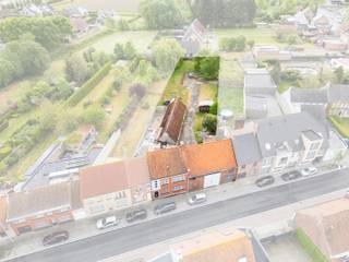 Op zoek naar een plek met karakter, ruimte én potentie? Deze te renoveren woning, gelegen op een perceel van maar liefst 1697 m², biedt alles voor wie zijn eigen woonparadijs wil creëren. Of u nu een handige doe-het-zelver bent of droomt van wonen met voldoende buitenruimte, dit eigendom vormt de perfecte basis.
De woning is centraal gelegen in Ichtegem met een vlotte bereikbaarheid naar winkels, scholen en uitvalswegen.
De woning zelf is te renoveren, maar beschikt over een stevige structuur en authentieke elementen die met de juiste aanpak prachtig in ere te herstellen zijn. Het gelijkvloers is ingedeeld met een bureauruimte, leefruimte, keuken, veranda, badkamer en bergruimte. Op het eerste verdiep zijn er 3 slaapkamers. Het zolderverdiep is bereikbaar via een vaste trap en is ingericht met 2 slaapkamers. De aanwezige bijgebouwen, ideaal als werkplaats, opslagruimte of creatieve studio, maken dit aanbod extra interessant. Met zoveel ruimte rondom geniet u bovendien volop van rust en privacy.
Bent u klaar om hier een nieuw leven in te blazen? Kom dan snel kijken en laat u verrassen door de ruimte en potentie van dit eigendom. Bel Hyboma op 051 480 980 en plan uw bezoek in!