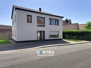 Volledig gerenoveerde gezinswoning met 4 slaapkamers, ZUIDgerichte tuin en ruime garagebox te Staden!<br /><br /><span><span><span><span><span><span><span><span><span><span><span><span><span><span>Op een vlot bereikbare locatie in Staden, bevindt zich deze </span><span>instapklare, volledig gerenoveerde woning</span><span> die comfort, ruimte en functionaliteit perfect combineert.</span></span></span></span></span></span></span></span></span></span></span></span></span></span><br /><span><span><span><span><span><span><span><span><span><span><span><span><span><span>De woning beschikt over maar liefst 4 volwaardige slaapkamers, waardoor ze uitermate geschikt is voor grotere gezinnen of voor wie extra ruimte wenst voor een bureau, hobbykamer of thuiswerkplek. Op de eerste verdieping bevindt zich een verzorgde </span><span>badkamer</span><span>, terwijl het </span><span>gelijkvloers</span><span> bijkomend is uitgerust met een praktische douchekamer, wat het wooncomfort aanzienlijk verhoogt.</span></span></span></span></span></span></span></span></span></span></span></span></span></span><br /><span><span><span><span><span><span><span><span><span><span><span><span><span><span>Achteraan geniet u van een aangename zuidgerichte tuin, waar u de hele dag door kunt genieten van de zon en alle rust. Een absolute troef is de ruime garagebox die rechtstreeks aansluit op de tuin. Deze garage beschikt bovendien over een uitweg naar de achterliggende straat, waar zich extra parkeermogelijkheden bevinden.</span></span></span></span></span></span></span></span></span></span></span></span></span></span><br /><span><span><span><span><span><span><span><span><span><span><span><span><span><span>Dankzij deze unieke indeling is de woning niet alleen ideaal voor gezinnen, maar ook bijzonder interessant voor zelfstandigen, vrije beroepen of kleine ondernemers. De garage biedt immers tal van mogelijkheden voor opslag, een werkruimte of het veilig stallen van een bestelwagen, terwijl de extra parkeerplaats achteraan een grote meerwaarde vormt voor klanten of medewerkers.<br /><br /><strong>INDELING:<br /><u><em>Gelijkvloers:</em></u></strong><br />Lichtrijke inkomhal - ruime LICHTRIJKE living - volledig ingerichte keuken (O.a. met inductiefornuis, dampkap, ruime frigo, ingebouwde microgolfoven, heteluchtoven en vaatwasmachine) - berging met bijhorende inloopdouche - kelder - afzonderlijk gastentoilet - volledig aangelegde en omheinde tuin met ZUIDgericht terras en doorgang naar de achterliggende garagebox (Circa 40m2 lang/ met automatische sectionale poort).<br /><br /><u><em><strong>Eerste verdieping:</strong></em></u><br />Nachthal - badkamer (O.a. met dubbel lavabomeubel, hangtoilet en inloopdouche) - 4 volwaardige slaapkamers.<br /><br /><u><em><strong>Tweede verdieping:</strong></em></u><br />Ruime zolder (Ventilatiesysteem D).</span></span></span></span></span></span></span></span></span></span></span></span></span></span><br /><br /><span><span><span><span><span><span><span><span><span><span><span><span><span><span><strong><u>Opmerkingen:</u><br />- EPC in opmaak, totaal renovatie (Normaal gezien energielabel A!)</strong><br />- </span></span></span></span></span></span></span></span></span></span></span></span></span></span><span><span><span><span><span><span><span><span><span><span><span><span><span><span><span>Volledig gerenoveerde en instapklare woning.</span></span></span></span></span></span></span></span></span></span></span></span></span></span></span><br />- <span><span><span><span><span><span><span><span><span><span><span><span><span><span><span>Uitweg met parkeergelegenheid naar achterliggende straat.<br />- Regenwaterput aanwezig.<br />- Ventilatiesysteem D aanwezig!<br />- Elektrische ROLLUIKEN aanwezig!<br />- Domotica aanwezig!<br />- ZONNEPANELEN aanwezig!<br />- Zonnebloier aanwezig!<br />- Vloerverwarming aanwezig.<br />- Verwarming met warmtepomp.<br />- Afgewerkt met kwaltiatieve materialen: Visgraatparket, kwalitatieve keuken en keukentoestellen (Siemens)...<br />- Ruime garagebox met automatische sectionale poort.<br /><br />Zeer geschikte woning </span></span></span></span></span></span></span></span></span></span></span></span></span></span></span><span><span><span><span><span><span><span><span><span><span><span><span><span><span><span>voor gezinnen én voor zelfstandigen!</span></span></span></span></span></span></span></span></span></span></span></span></span></span></span> <span><span><span><span><span><span><span><span><span><span><span><span><span><span>Een woning die ruimte, comfort en praktische mogelijkheden samenbrengt op een uitstekende locatie in Staden. Een bezoek zal u ongetwijfeld overtuigen. Aarzel zeker niet om ons te contacteren voor een bezoek ter plaatse: 051/817.817 - info@centro.be.</span></span></span></span></span></span></span></span></span></span></span></span></span></span>
