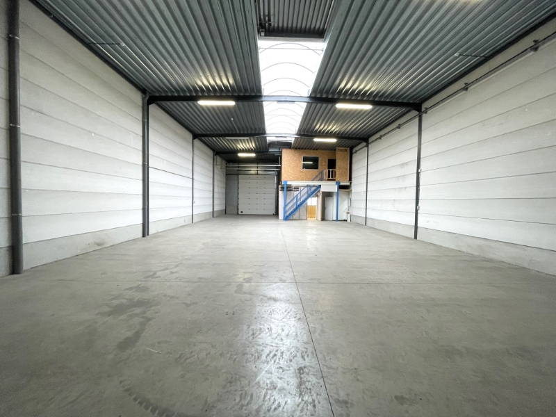 Zeer goed gelegen KMO-unit van 310 m² met mezzanine en 3 parkeerplaatsen - photo 4