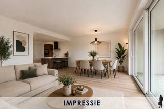 <p><strong>Ruim nieuwbouwappartement met 3 slaapkamers en terras</strong></p>
<p>In het duurzame nieuwbouwproject <strong>SAS-Site te Sint-Jozef Rijkevorsel</strong> bevindt zich dit ruime appartement van <strong>107,1 m²</strong>, aangevuld met een aangenaam terras van <strong>11,4 m²</strong>. Dankzij de doordachte indeling, kwalitatieve afwerking en energiezuinige technieken vormt dit appartement de ideale thuisbasis voor gezinnen, koppels of wie op zoek is naar comfortabel wonen met extra ruimte.</p>
<p>Bij het binnenkomen wordt u verwelkomd in een centrale inkomhal met gastentoilet en<strong> praktische berging</strong>. De lichtrijke leefruimte met open keuken vormt het hart van het appartement en biedt volop plaats voor een gezellige zithoek en een ruime eetplaats. <strong>Grote raampartijen</strong> zorgen voor een aangename lichtinval en geven rechtstreeks toegang tot het terras, waar u in alle rust kunt genieten van het buitenleven.</p>
<p>Het appartement beschikt over <strong>drie slaapkamers</strong>, waardoor er voldoende ruimte is voor een gezin, een thuiswerkplek of hobbykamer. De badkamer is uitgerust met een ligbad, dubbele wastafel en toilet. Daarnaast is er een <strong>afzonderlijke berging</strong> voorzien voor extra opslagruimte en het plaatsen van wasmachine en droogkast.</p>
<p>Zoals alle woningen binnen de SAS-Site wordt ook dit appartement gebouwd volgens de<strong> nieuwste energienormen</strong> en voorzien van duurzame technieken, wat resulteert in een comfortabele en energiezuinige woonomgeving.</p>
<p><strong>Wonen op de SAS-Site</strong></p>
<p>De <strong>voormalige steenbakkerij-site</strong> wordt ontwikkeld tot een duurzame en levendige woonomgeving waar de rijke geschiedenis van de locatie wordt gerespecteerd en geïntegreerd in een hedendaags woonconcept. <strong>Duurzaamheid, leefkwaliteit en verbondenheid</strong> staan hierbij centraal. Alle woningen worden gebouwd volgens de nieuwste normen en maken gebruik van hernieuwbare energie, waardoor ze <strong>Bijna Energie Neutraal (BEN)</strong> zijn.</p>
<p>Op de site worden eveneens een dag- en wooncentrum van Emmaüs vzw en diverse professionele functies geïntegreerd, wat bijdraagt aan een levendige en toekomstgerichte woonomgeving. Ondergrondse parkeerkelders en voldoende bovengrondse parkeerplaatsen zorgen bovendien voor optimaal gebruiksgemak.</p>
<p><strong>Extra interessant:</strong> <strong>kopers kunnen momenteel, mits het voldoen aan de voorwaarden, genieten van het verlaagde btw-tarief van 6%, wat deze aankoop financieel bijzonder aantrekkelijk maakt.</strong></p>
<p>Voor meer informatie of een bezoek aan het modelappartement:<br />📧 malle@deboerenpartners.be<br />📧 hoogstraten@deboerenpartners.be</p>
<p></p>