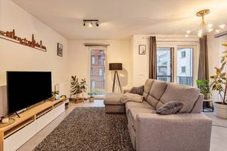 Nabij het treinstation van Kontich-kazerne vinden we dit modern fris appartement (eerste verdieping, lift).  We nemen de lift naar de eerste...