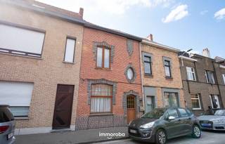 Karaktervolle rijwoning met inkom, living, keuken, ruime badkamer, 2 slaapkamers, zolder en aangenaam terras.Op goeie ligging, centraal en met vlotte...
