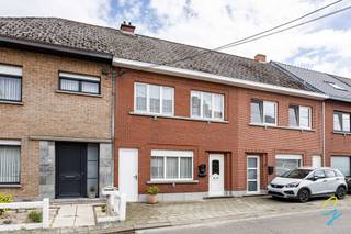 Op zoek naar een woning die u volledig naar eigen smaak kunt omvormen? Deze rustig gelegen rijwoning met prachtig landelijk uitzicht biedt tal van mogelijkheden voor wie niet terugschrikt voor een renovatieproject.<br /><br />De woning beschikt over een lichtrijke leefruimte en drie ruime slaapkamers. Hoewel een totaalrenovatie noodzakelijk is, werd reeds geïnvesteerd in PVC-ramen met dubbele beglazing.<br /><br />Een ideale opportuniteit voor wie op zoek is naar een woning met karakter, ruimte en vooral veel potentieel om er een eigentijdse thuis van te maken.<br /><br />Interesse bel Els 0472/61.58.67 of mail naar els@cornelis-goeman.be