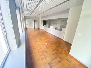 Dit Handelspand thans ingericht als kantoor maar kan ook dienst doen voor winkel, uiterst commerciële ligging in het centrum van Geluwe.Is een unieke...