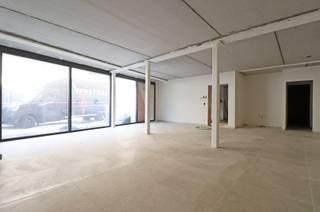 Deze uiterst commerciële ruimte (102 m²) maakt deel uit van de nieuwe residentie "Louise" in hartje Torhout.Ideaal gelegen nabij de Markt, allerlei...