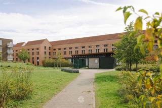 <p><span>GENT</span><span>- Instapklaar duplex appartement in een karaktervol gebouw gelegen in een groen en rustig binnengebied nabij het stadscentrum. </span></p><p><span> </span></p><p><span>Dit lichtrijk en ruim appartement met drie slaapkamers is gelegen op de gelijkvloerse en eerste verdieping van de residentie Van Oost, een gebouw die authentieke elementen van een voormalig industrieel pand combineert met een nieuwbouw constructie.</span><span> </span><span>De residentie werd gebouwd in 2014. Dankzij de groene, rustige woonomgeving, de nabijheid van recreatiegebieden en de bereikbaarheid biedt dit appartement een mooie woonopportuniteit, zowel voor eigen bewoning als voor wie op zoek is naar een interessante investering.</span></p><p><span> </span></p><p><span>De belangrijkste troeven in een notendop: </span></p><ul><li><span>Kwalitatieve architectuur in een hedendaags woonconcept</span></li><li><span>Praktische duplex indeling</span></li><li><span>Licht en ruimte (187m², grote raampartijen, hoge plafonds)</span></li><li><span>Ruim terras met zicht op groen</span></li><li><span>Ondergrondse autostaanplaats</span></li><li><span>Ideaal voor eigen bewoning of als investering</span></li><li><span>In een groene omgeving, vlakbij de stad (natuurgebied Bourgoyen-Ossemeersen) </span></li><li><span>Sport en ontspanning binnen handbereik (Watersportbaan en Blaarmeersen)</span></li><li><span>Vlot naar het Gentse stadscentrum met de fiets of openbaar vervoer</span></li><li><span>Directe verbinding met de Gentse ring en de belangrijke invalswegen, waaronder de R4 en de aansluitingen richting E40 en E17 </span></li></ul><p><span> </span></p><p><span>Indeling: </span></p><p><span>Gelijkvloers: inkomhal met gastentoilet, leefruimte met open, volledig ingebouwde keuken, aansluitende berging met aansluiting wasmachine en droogkast, bureau of hobbyruimte, ruim terras. </span></p><p><span>Eerste verdieping: 3 slaapkamers, 2 badkamers (waarvan 1 met bad en douche en 1 met douche), apart toilet. </span></p><p><span> </span></p><p><span>Belangrijk</span><span>: </span></p><p><span>Richtprijs: 625.000 EUR + 25.000 EUR (ondergrondse autostaanplaats)</span></p><p><span>EPC: 112 kWh/m² jaar. Label B (UC: 20241121-0003453751-RES-2)</span></p><p><span> </span></p><p><span>Benieuwd? Contacteer Axel Lenaerts makelaars voor meer info of een bezoek via <span>hannelore@axellenaerts.be</span></span><span> of 09 245 24 24</span></p><p><span> </span></p>