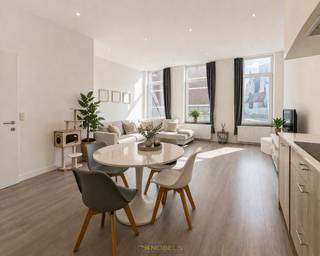 ENERGIEZUINIG EN INSTAPKLAAR APPARTEMENT met 2 SLAAPKAMERS, gelegen op een ABSOLUTE TOPLOCATIE op de Markt van Geraardsbergen. Dankzij deze CENTRALE LIGGING bevinden winkels, horeca, openbaar vervoer en ALLE VOORZIENINGEN zich op WANDELAFSTAND. Met een UITSTEKEND EPC-LABEL A geniet u van een ENERGIEZUINIGE WOONST met LAGE ENERGIEKOSTEN, wat dit appartement niet alleen ideaal maakt voor EIGEN BEWONING, maar ook bijzonder interessant als INVESTERINGSEIGENDOM.<br />De indeling gaat als volgt: via de inkomhal wordt u verwelkomd in het appartement. Deze geeft toegang tot de ruime en lichtrijke leefruimte met open ingerichte keuken en zicht op de markt, een apart gastentoilet, een ingerichte badkamer en 2 volwaardige slaapkamers.<br /><br />Adres: Markt 8 bus 101 te Geraardsbergen<br /><br />EPC: 97kWh/m², G-score en P-score A, Geen renovatieverplichting van toepassing