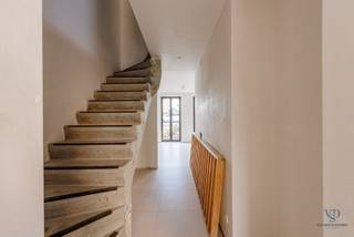 Deze nieuwbouwwoning met 3 slaapkamers situeert zich in het centrum van het landelijke Dikkelvenne, omgeven door groen. <br />Zowel de bakker, de beenhouwer ... als de lagere school bevinden zich op wandelafstand waardoor deze woonst een ideale uitvalsbasis voor jonge en minder jonge gezinnen.<br /><br />Via de inkom kunnen we zowel de zithoek (links) als de open keuken met eethoek (rechts) binnenkomen. In de overloop tussen beide ruimten (zithoek en eethoek) situeert de trap naar de verdieping evenals een pc-hoek.<br />Eveneens op het gelijkvloers terug te vinden is een wasplaats en afzonderlijk toilet.<br />Op de verdieping vinden we een toilet, 3 slaapkamers, een badkamer en een linnenberging.<br /><br />Kortom, een uitstekende prijs-kwaliteit verhouding!