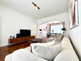 TOPGELEGEN MOOI AFGEWERKTE HALFOPEN HERENWONING MET 4 SLK, RUIME TUIN EN PARKING VOOR 2 WAGENS op wandelafstand van het station. INDELING:...