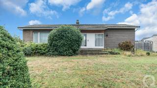 In het centrum van Veerle Laakdal gelegen te renoveren laagbouw eengezinswoning type open bebouwing met 3 slaapkamers, ruim terras en een grote tuin op een riant perceel van maar liefst 18A 52CA.<br /><br />Deze eigendom kan normaliter ook opgesplitst worden in 2 percelen voor HOB en 1 perceel voor open bebouwing!!!!<br />Opmetingsplan beschikbaar op eenvoudig verzoek.<br /><br /><span>Indeling</span><br />+ Ruime inkomhal<br />+ Technische ruimte met CV - installatie<br />+ Spatieuze L-vormige leefruimte met veel lichtinval<br />+ Aangrenzende keuken met eethoek<br />+ Sasje thv achterdeur met lavabo, douche en ingemaakte kastenwand<br />+ Nachthal<br />+ Apart toilet<br />+ Slaapkamer 1<br />+ Slaapkamer 2<br />+ Slaapkamer 3 met ingemaakte kastenwand<br />+ Badkamer met lavabomeubel met dubbele lavabo en ligbad<br />+ Betegeld terras achter de woning<br /><br /><strong><span>Bijgebouwen</span></strong><br />+ Bijgebouw 1: garage met aansluitend erachter extra bergruimte<br />+ Bijgebouw 2: garagegebouw waar een mobilhome in past<br /><br /><strong>Energie &amp; technieken</strong><br />+ EPC: 841 kWh/m²/jaar - Label F met UC: 3952186<br />+ Centrale verwarming op stookolie<br />+ Airco in de leefruimte<br />+ Overal rolluiken voorzien (deels elektrisch)<br />+ Elektrische installatie niet conform het AREI<br />+ Asbestattest in opmaak<br /><br /><span>Dit pand is onderworpen aan de renovatieverplichting van de Vlaamse overheid voor residentiële gebouwen (behoudens bij sloop binnen 6 jaar na de aankoop). Consulteer voor meer informatie de website van het Vlaams Energie- en Klimaatagentschap via </span>https://www.vlaanderen.be/een-huis-of-appartement-kopen/renovatieverplichting-voor-residentiele-gebouwen<br /><br />Gelegen in een zeer centrale doch rustige straat in Veerle, in nabijheid van het centrum met zijn winkels, scholen, openbaar vervoer. Op slechts enkele kilometers van het op- en afrittencomplex E313.