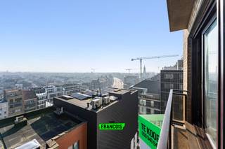 Dit gezellige éénslaapkamerappartement, gelegen op de 9de verdieping van een residentie op de Zeedijk van Blankenberge, biedt een prachtig panoramisch uitzicht over de stad en het hinterland. <br /><br />De lichtrijke woonkamer met grote ramen zorgt voor een open en ruimtelijk gevoel. De ingerichte keuken is voorzien van een vaatwasser, elektrische kookplaat en ingebouwde koelkast. De badkamer is uitgerust met een ligbad, een enkele wastafel en een toilet. Daarnaast beschikt het appartement over een praktische bergruimte. Verwarming gebeurt op basis van elektriciteit. <br /><br />Dit appartement wordt gemeubeld verkocht, waardoor het ideaal is als tweede verblijf of investering. Dankzij de uitstekende ligging op de Zeedijk bevinden winkels, restaurants en het openbaar vervoer zich op wandelafstand. Mis deze unieke kans niet en contacteer ons vandaag nog voor een bezoek!<br /><br />