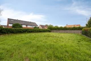 Op zoek naar een ruim perceel met heel wat mogelijkheden? Dit mooie, rechthoekige perceel van 656 m² biedt een uitstekende basis voor wie op zoek is naar een ruime bouwgrond in Roeselare. Dankzij de gunstige perceelvorm en mooie afmetingen biedt het tal van mogelijkheden voor toekomstige bouwplannen.<br /><br />Het perceel heeft een breedte van maar liefst 33,5 meter en een diepte van 23 meter, waardoor de grond een mooie en praktische verhouding heeft. <br /><br /><strong>Bouwvoorschriften:</strong>
<ul>
<li>Bebouwing: open bebouwing.</li>
<li>Bouwdiepte gelijkvloers: maximaal 20 m.</li>
<li>Bouwdiepte verdieping: maximaal 14 m.</li>
<li>Bouwhoogte: maximaal 2 bouwlagen.</li>
<li>Dakvorm: uitsluitend een hellend dak met pannen of leiendakpannen. Een plat dak is niet toegelaten.</li>
</ul>
Ook de ligging vormt een belangrijke troef. U geniet hier van een aangename woonomgeving in Roeselare, gecombineerd met de voordelen van het wonen in een goed bereikbare stad. Een ideale uitvalsbasis voor wie rust en ruimte wil combineren met de nabijheid van het dagelijkse leven, winkels, scholen, horeca en diverse voorzieningen.<br /><br />Een mooie opportuniteit voor wie op zoek is naar een ruim en veelzijdig perceel op een aantrekkelijke locatie in Roeselare.<br /><br /><strong>Interesse? </strong>Aarzel niet ons te contacteren op 051/201.400 of info@dicasa.be.