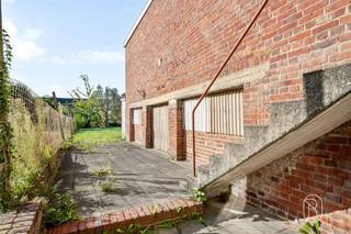 Ruime herenwoning met garage, atelier en tuin nabij het centrum van Ronse!Deze ruime, te renoveren herenwoning is gelegen nabij het centrum van Ronse en biedt met een bewoonbare oppervlakte van maar liefst 237 m² heel wat ruimte, karakter en mogelijkheden. De woning beschikt over een inpandige garage, een achterliggend atelier en een aangename tuin van ca. 180 m².Indeling gelijkvloers: inkomhal, ruime living-salon, leefkeuken, achterkeuken, veranda, toilet en inpandige garage. Via de garage bereik je het achterliggende atelier, ideaal voor hobby, werk, opslag of andere doeleinden.Op de twee verdiepingen bevinden zich in totaal 5 kamers, waarvan 4 slaapkamers, en een badkamer. Daarnaast beschikt de woning over een tweede toilet. Een kelder en ruime zolder zorgen voor heel wat extra bergruimte en vervolledigen het geheel.Buiten geniet je van een tuin van ca. 180 m². De woning staat op een perceel van 360 m² en heeft een gevelbreedte van 7,30 meter. Dankzij de garage en bijkomende parkeermogelijkheden is er bovendien voldoende plaats voor meerdere wagens.Deze herenwoning is te renoveren en vormt een mooie basis voor wie op zoek is naar een royale stadswoning die volledig naar eigen smaak kan worden ingericht. De combinatie van de ruime bewoonbare oppervlakte, het atelier, de garage, tuin en ligging nabij het centrum maakt dit een eigendom met bijzonder veel potentieel.Te koop via Immo Beguin, jouw vastgoedexpert sinds 2009.✉️ emmy@immobeguin.be