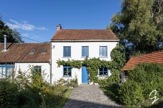 <p><span>Verscholen aan het einde van een doodlopende straat in het landelijke Bavegem (Sint-Lievens-Houtem) bevindt zich deze karaktervolle hoeve op een uitzonderlijk perceel van maar liefst 1,1 hectare. Een unieke plek waar rust, privacy en de natuur centraal staan. Ideaal voor paardenliefhebbers, dierenhouders of wie droomt van landelijk wonen met ruimte rondom zich.</span></p>
<p><span>Het hoofdgebouw verwelkomt u via de inkomhal en beschikt op het gelijkvloers over een gezellige leefruimte, eetplaats, keuken, apart toilet, praktische berging/waskamer en een bijkomende voorkamer(polyvalent).Vanuit de keuken is er toegang tot een kleine kelder.</span></p>
<p><span>Op de eerste verdieping bevinden zich drie slaapkamers, een bureau, een ruime overloop en een badkamer. Een extra zolderkamer biedt bijkomende ruimte en mogelijkheden.</span></p>
<p><span>Zowel vanuit de leefruimte als de keuken heeft u rechtstreeks toegang tot het terras en de uitgestrekte tuin/bebossing. Hier geniet u in alle privacy van het groen, de stilte en het landelijke karakter van de omgeving.</span></p>
<p><span>-Deels gerenoveerd: daken vervangen en WTP units + zonnepanelen geplaatst.</span><span>Ook de bijgebouwen vormen een absolute troef. Een grote stal biedt volop mogelijkheden voor het houden van paarden of andere dieren, maar kan eveneens dienstdoen als opslag- of werkruimte. Links en rechts van het hoofdgebouw bevinden zich bovendien twee ruime garages en diverse praktische buitenbergingen.</span></p>
<p><span>Een eigendom met karakter, ruimte en vooral bijzonder veel renovatie potentieel, op een locatie die nog maar zelden op de markt komt.</span></p>
<p><span>Mis deze unieke kans niet en ontdek zelf de rust en mogelijkheden van deze bijzondere hoeve in Bavegem: Contacteer Roxanne voor meer info of bezoek: 0496/85.09.62 </span></p>