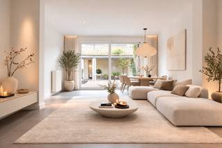 <p>TE KOOP IN EEKLO<br /><br />Gelegen in het centrum van <strong>Eeklo</strong> bevindt zich deze charmante en knusse woning. Rustig gelegen, maar toch op wandelafstand van winkels, scholen en openbaar vervoer. Hier woon je centraal in een bruisende stad met een gezellige sfeer.</p>
<h3>Indeling</h3>
<p><strong>Gelijkvloers</strong></p>
<ul>
<li>
<p>Ruime en lichtrijke leefruimte</p>
</li>
<li>
<p>Moderne, volledig uitgeruste keuken met alle nodige toestellen</p>
</li>
<li>
<p>Praktische wasplaats</p>
</li>
<li>
<p>Handige berging</p>
</li>
</ul>
<p><strong>Eerste verdieping</strong></p>
<ul>
<li>
<p>Ruime slaapkamer</p>
</li>
<li>
<p>Grote, comfortabele badkamer voorzien van alle hedendaags comfort</p>
</li>
</ul>
<p><strong>Tweede verdieping</strong></p>
<ul>
<li>
<p>Twee extra slaapkamers / zolderkamer<br />Ideaal als kinderkamers, bureau of hobbyruimte</p>
</li>
</ul>
<h3>Troeven</h3>
<p>✔ Instapklaar – geen verbouwingen nodig<br />✔ Energiezuinig en modern<br />✔ Centrale ligging<br />✔ Gezellige stadstuin met overkapping – perfect voor zomeravonden, barbecues of ontspannen momenten</p>
<hr />
<h3>Bezoekmoment</h3>
<p>📅 <strong>Vrijdag 6/3 van 16u00 tot 18u30</strong> (op afspraak)</p>
<p>Na bevestiging van je bezoek ontvang je alle verdere informatie over het pand.</p>
<p>Een afspraak maken kan via onze website <strong>Cornelis &amp; Goeman</strong><br />of via de makelaar:</p>
<p><strong>Simon Coens</strong><br />📞 0478/206.774<br />✉ simon@cornelis-goeman.be</p>