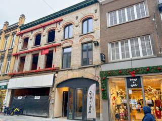 <strong>Modern nieuwbouw appartement in centrum Aalst!</strong><br /><br />Inschrijven voor een afspraak is enkel mogelijk bij de advertentie van het pand op onze website www.immotijl.be.<br /><br />U kan dit modern appartement terugvinden in de Kattestraat te <strong>midden van het centrum van Aalst</strong>.<br /><br />Het appartement is gelegen op de <strong>eerste verdieping van het gebouw. </strong><br />De indeling is als volgt: inkomhal, <strong>ruime leefruimte, open ingerichte keuken</strong>, <strong>twee slaapkamers, </strong>twee bergruimtes, apart toilet en badkamer. <br />Verder beschikt het appartement nog over een <strong>ruim terras. <br /></strong><br />Dit appartement is volledig<strong> uitgerust met duurzame materialen. </strong><br /><br />Huurprijs: 1000 euro per maand + 25 euro gemeenschappelijke kosten per maand.