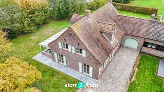 Deze mooie klasse volle villa is gelegen te Keiem, een deelgemeente van Diksmuide. De villa werd doorgeen de jaren volledig aangepakt. De woning beschikt over een uiterst hoge afwerkingsgraad. Op een perceel van maar liefst 1535m² beschikt de woning dan ook over een mooie tuin met aangename terrassen in blauwsteen rondom om. De grote aangebouwde veranda is dan ook een must in de winterperiode om optimaal van het groen te kunnen blijven genieten. Afgewerkt met eiken trappen en balken zo ook een openhaard in natuursteen mag men hier wel degelijk spreken van pure klasse! De woning beschikt tevens over 5 ruime slaapkamers en 2 badkamers, niet te vergeten is het gunstige EPC label C, geen renovatie plicht! De wagen kan alvast mooi droog in de inpandige garage gestald worden. Deze villa wordt verkocht onder het Start 2 Finish systeem, elk bod boven de startprijs wordt dan ook voorgelegd aan de eigenaar(s)<br />Aarzel niet om een afspraak te maken om deze parel te bezoeken!