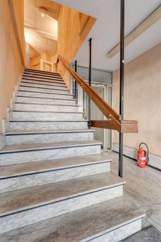 <p>Gelegen op wandelafstand van het centrum van Aalst, biedt deze veelzijdige commerciële ruimte tal van mogelijkheden. Dankzij de praktische indeling vormt dit pand een ideale uitvalsbasis voor zelfstandigen, vrije beroepen, kantooractiviteiten of een handelszaak.</p><p>Bij het betreden van het gebouw komt u terecht in een gemeenschappelijke inkomhal met trap die toegang biedt tot de kantoorverdieping. Op deze verdieping bevinden zich aan de rechterzijde afzonderlijke sanitaire voorzieningen voor dames en heren. Verder omvat het pand verschillende lichtrijke bureauruimtes die dankzij de grote raampartijen genieten van een aangename natuurlijke lichtinval. Eén van de kantoorruimtes beschikt bovendien over een ruim terras met een prachtig uitzicht op het Esplanadeplein en de Sint-Jozefkerk. Tussen de burelen bevindt zich een praktische kitchenette.</p><p>Een belangrijke troef is de mogelijkheid om het pand, mits het verkrijgen van de nodige vergunningen, om te vormen tot een appartement. Hierdoor biedt deze eigendom niet alleen interessante gebruiksmogelijkheden, maar ook potentieel als investeringsproject.</p><p>Daarnaast beschikt het pand over een gunstig EPC-label B.</p>