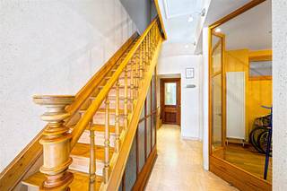Karaktervol herenhuis met praktijkruimte op topligging in LakenGelegen in de gegeerde Richard Neyberghlaan, vindt u dit prachtige herenhuis dat charme, ruimte en functionaliteit perfect combineert.Het gelijkvloers is momenteel ingericht als tandartsenpraktijk en leent zich uitstekend voor een vrij beroep of kantoor aan huis. Dankzij de aparte indeling is dit de ideale combinatie van wonen en werken.De bel-étage (eerste verdieping) verwelkomt u met een lichtrijke leefruimte met grote raampartijen, waar u de hele dag door geniet van zowel ochtend- als avondzon. De open haard en het prachtige parket creëren een warme, elegante sfeer.Op de tweede verdieping bevinden zich twee ruime slaapkamers en een badkamer.De bovenste verdieping (derde verdieping) is ingericht als een luxueuze master suite met een ruime slaapkamer, dressing en een stijlvolle badkamer met inloopdouche, afgewerkt in een verfijnd eigentijds mozaïek.Buiten geniet u van een mooie, zuidwest georiënteerde tuin, ideaal om te ontspannen in alle rust en zon.Het pand is volledig onderkelderd en beschikt bovendien over een parkeerplaats voor de deur.Een unieke opportuniteit in een van de meest gegeerde lanen van Laken, perfect voor wie stijlvol wil wonen met ruimte voor een professionele activiteit.