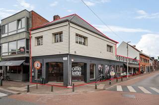 Dit commercieel gebouw is zeer gunstig en zichtbaar gelegen pal in het bruisende centrum van Beerse.Enerzijds hebben we het bestaande kapsalon met...
