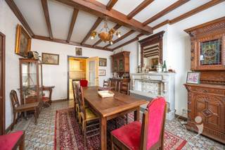 <p><span>Volledig te renoveren woning met garage en ruime loods op een centrale ligging nabij het centrum van Tildonk.</span></p><p><span> </span></p><p><span>De woning omvat een inkomhal die toegang biedt tot de leefruimte met achterliggende keuken. Aan de rechterzijde bevindt zich een aparte eetkamer. Naast de keuken vinden we een kelder met opkamer, momenteel ingericht als slaapkamer. Verder beschikt de woning nog over een badkamer en een extra slaapkamer. Via de keuken bereiken we een bijkomende ruimte die kan dienen als extra leefruimte, veranda, hobbyruimte,... Van hieruit is er toegang tot de zolderverdieping en tot de garage met achterliggende loods. Er is een zeer ruime zolderverdieping, die de mogelijkheid biedt om meerdere kamers te creëren.</span></p><p><span> </span></p><p><span>De garage sluit aan op de grote loods, die net als de rest van het pand een volledige renovatie nodig heeft. Ideaal voor zelfstandigen die nood hebben aan opslag of werkruimte. </span></p><p><span> </span></p><p><span>Op het perceel zelf is er momenteel een zeer beperkte buitenruimte, de grond links van deze woning hoort niet bij deze verkoop. Deel van het huidige terras bevindt zich op de grond van de buren.</span></p><p><span> </span></p><p><span>Deze woning is onderhevig aan de renovatieplicht.</span></p><p><span> </span></p><p><span>Interesse in deze veelzijdige renovatiekans? Contacteer ons op 016 15 31 15 of info@immolivit.be</span></p><p><span> </span></p><p><span> </span></p><p><span> </span></p><p><span> </span></p><p><span> </span></p>