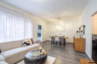 [[ DIT PAND NEEMT DEEL AAN DE ERA OPEN HUIZEN DAG OP 6/12 VAN 11:00 TOT 12:00 ]]
<p>Welkom in de <strong>Gebroeders de Wachtersstraat</strong>, een charmante en rustige straat in het bruisende Wilrijk. Hier woon je op een plek waar alles samenkomt: de gezellige dorpssfeer, het gemak van winkels en horeca om de hoek, én de rust van groene parken vlakbij. Zin in een koffietje of een lekkere brunch? De Bist en omgeving bieden tal van leuke adresjes. Liever wat natuur? Het Nachtegalenpark, het Middelheimpark en Park den Brandt liggen slechts een korte fietstocht van je verwijderd. Bovendien ben je dankzij de uitstekende verbindingen zo in het centrum van Antwerpen of op de autosnelweg richting Brussel of Gent.</p><p>Te midden van dat alles vind je dit <strong>gezellige appartement op de eerste verdieping. </strong>De lichtrijke leefruimte vormt het hart van de woning en biedt een warm welkom. Grote ramen laten het daglicht overvloedig binnen en creëren een open, luchtige sfeer. Aansluitend ligt de moderne keuken, praktisch én stijlvol ingericht, met alles wat je nodig hebt: een afwasmachine, oven, en een ingebouwde koelkast met diepvries.</p><p>Verder zijn er twee ruime slaapkamers, elk met voldoende plaats voor een groot bed en kast. Of misschien gebruik je één kamer liever als bureau of hobbyruimte, de mogelijkheden zijn er volop. De badkamer is netjes afgewerkt en voorzien van alle nodige comfort en ook een apart toilet is aanwezig</p><ul><li>Kleinschalig gebouw = lage gemeenschappelijke kosten</li><li>Rolluiken aanwezig</li><li>Inclusief 2 kelderbergingen</li><li>Inpandig terras</li></ul><p>Kortom: dit appartement combineert licht, rust en praktische indeling op een toplocatie in Wilrijk. Ideaal voor wie op zoek is naar een verzorgde woonst met karakter.</p>