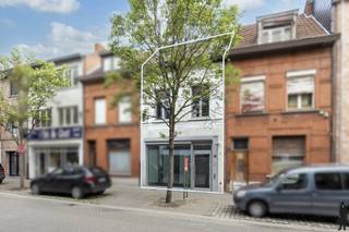 <p><strong>Deze veelzijdige handelswoning met een bewoonbare oppervlakte van ca. 192 m² is centraal gelegen in Turnhout en biedt een interessante combinatie van wonen en werken. Het eigendom beschikt onder meer over 4 slaapkamers en 3 badkamers, waardoor het bijzonder geschikt is voor gezinnen die op zoek zijn naar ruimte en comfort. <br /><br />Daarnaast biedt de gelijkvloerse verdieping extra mogelijkheden dankzij het gemengd gebruik. Zo kan een deel van de woning perfect worden ingericht als handelsruimte, kantoor, praktijkruimte of andere professionele invulling. Dit maakt het eigendom ideaal voor wie wonen en een zelfstandige activiteit op één locatie wenst te combineren.</strong><br /><br /><span>Gelijkvloerse verdieping</span>: Op het gelijkvloers bevindt zich een ruime woonkamer, met aansluitend een professionele keuken. Achter de keuken bevindt zich een extra kamer die perfect dienst kan doen als eetkamer, bureauruimte of polyvalente ruimte. Verder beschikt deze verdieping over een badkamer met douche, wastafel en toilet. Achteraan is er een gezellig terras van ca. 24 m², ideaal om buiten te genieten in alle privacy.<br /><br /><span>Eerste verdieping</span>: De eerste verdieping omvat drie slaapkamers van ca. 11 m², 10 m² en 9 m². Daarnaast is er een tweede badkamer, uitgerust met douche, toilet en wastafel.<span><br /><br />Tweede verdieping</span>: Op de tweede verdieping bevindt zich een ruime slaapkamer van ca. 17 m² met ensuite badkamer. Deze badkamer is voorzien van een douche in bad, wastafel en toilet.<span><br /><br />Bijzonderheden:<br /></span>- Woning met mogelijkheid tot gemengd gebruik<br />- 3 badkamers <br />- Dubbel glas en HR-glas ++<br />- Centrale verwarming op aardgas<br />- Gunstige EPC-score: 230 <span>Kwh/m²/j (C-label)</span><br /><br />Bekijk dit eigendom via onze interactieve grondplannen: https://visithome.ai/AaNZwXH2H2whXcSydDuSC8?mu=m</p>