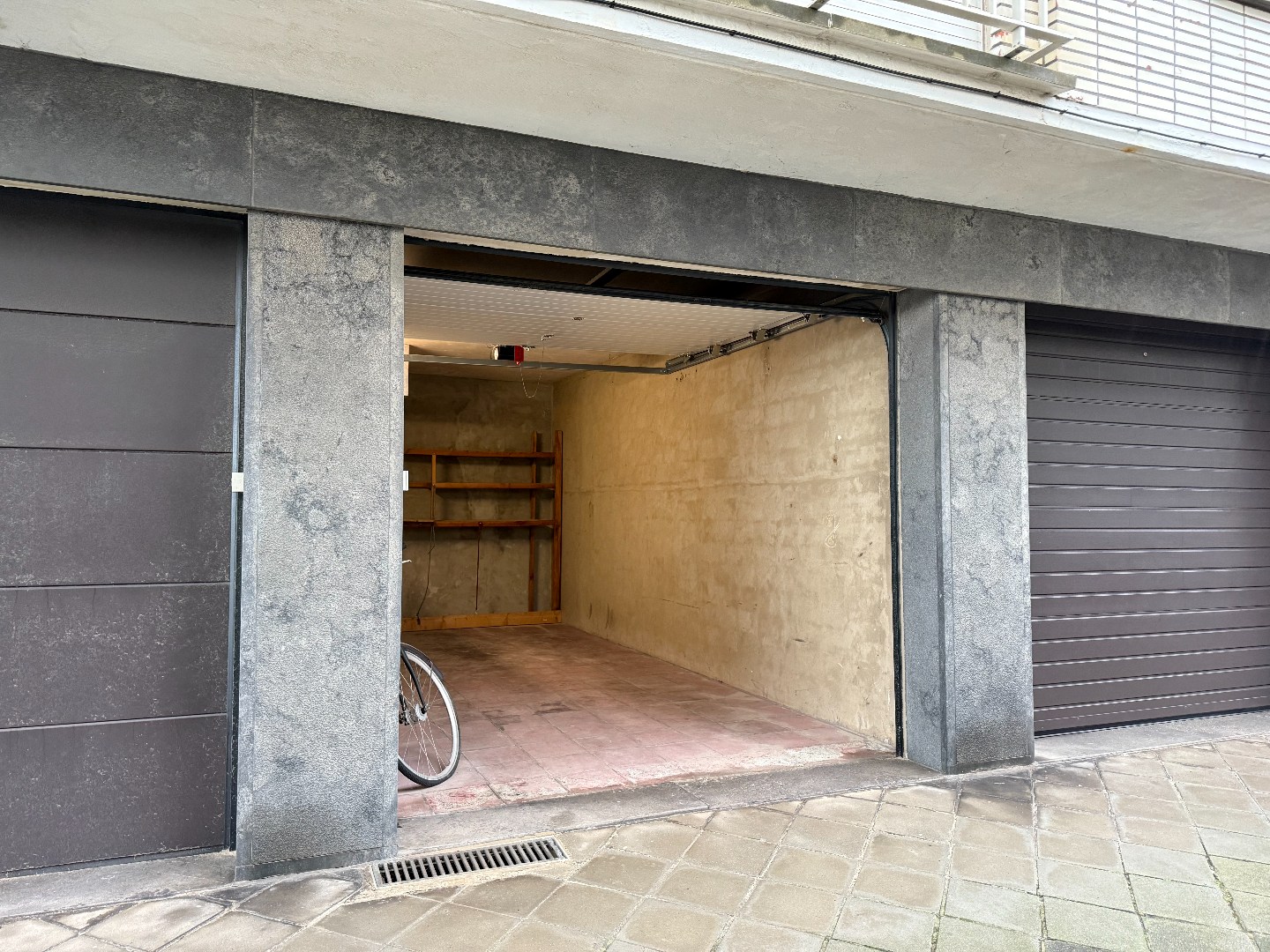 GARAGEBOX MET VOORLIGGENDE PARKEERPLAATS - foto 3