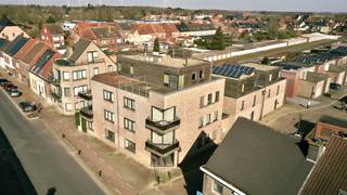 Dit centraal gelegen, energiezuinig appartement met zicht over de Raverschootstraat ligt nabij het hartje van de gezellige stad Eeklo.
In dit knappe appartement wordt u overspoeld door een zachte, natuurlijke lichtinval.
Een lift brengt u tot op de tweede verdieping, een troef om uw boodschappen makkelijk naar boven te brengen en op te bergen.
Vanuit de keuken, leefruimte en salon geniet u langs beide zijden van het geweldige zicht naar buiten toe. Op het zongericht terras kan u genieten van een apero of koffie met uw familie of vrienden.
Naast de keuken is een praktische en handige berging voorzien.
Verder geniet u van een tweepersoonsslaapkamer met een zeer ruime en suite badkamer en een apart gastentoilet.
Een grote troef is de aanpandige garage.
Wenst u een bezoek aan dit moderne, instapklare, energiezuinig appartement?
Bel ons via het nummer 09/336 16 15 voor een afspraak of mail naar info@vastgoedunicum.be
Virtuele rondleiding?
https://youtube.com/shorts/Y2Vhg3xtg10