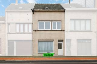 De woning beschikt over een ruime en lichtrijke woonkamer met aansluitend een recent vernieuwde keuken. Vanuit de keuken bereikt u het aangename terras, ideaal om buiten te genieten. Via het terras is er een doorgang naar de achterliggende garages, die optioneel kunnen worden aangekocht – een grote troef op deze locatie.<br /><br />Op de verdiepingen bevinden zich vier volwaardige slaapkamers, wat deze woning bijzonder geschikt maakt voor gezinnen, tweede verblijf of combinatie wonen en werken. De badkamer is praktisch ingericht en vervolledigt het geheel.<br /><br />Dankzij de combinatie van ruimte, goede staat en een uitstekende ligging dicht bij zee, biedt deze woning tal van mogelijkheden voor vaste bewoning of investering.<br /><br />Een buitenkans voor wie op zoek is naar een ruime woning aan de kust met extra comfort en potentieel.<br /><br />