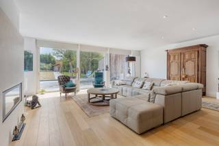 Ontdek deze woning tijdens de Pre-sale op zaterdag 19/09 van 9u en 10u30, maak nu jouw afspraak!<br /><br />Ruime gezinswoning met zonnige tuin, garage en praktijkruimte te koop op een mooi perceel van ca. 1.300m² in Desselgem.<br /><br />Achter deze charmante gevel schuilt een uitzonderlijk ruime woning waar licht, modern comfort en veelzijdigheid centraal staan. Met een royale leefruimte, een uitgestrekte zonnige tuin, inpandige garage én een aparte praktijk- of kantoorruimte biedt deze eigendom in Desselgem de ideale mix voor gezinnen of voor wie wonen en werken wil combineren.<br /><br />Indeling:<br /><br />Gelijkvloers:<br /><br />Statige inkomhal met gastentoilet - aparte bureau - ingerichte praktijkruimte met douche en dressing (kan ook als slaapkamer dienen) - zeer lichtrijke leefruimte in parket met grote raampartijen over de hele breedte van de achtergevel die uitgeeft op de grote zonnige tuin met terras - uitgeruste keuken - was/berging - inpandige ruime garage met boven een hobbyruimte - praktische kelder<br /><br />1e Verdiep:<br />Slaapkamer 1 - badkamer ( ligbad, douche, dubbele lavabo) - slaapkamer 2 - aparte dressing<br /><br />2e Verdiep:<br />Lichtrijke zolderruimte onder de authentieke houten balken. Deze multifunctionele plek leent zich uitstekend als extra slaapkamers, hobbyruimte of artistiek atelier - slaapkamer 3 <br /><br />Algemene info:<br />- Gunstig EPC B<br />- Zonnepanelen<br />- Domotica<br />- Pvc dubbel glas<br />- Cv gas<br />- Regenwater 7000L<br />- Screens in leefruimte en keuken<br /><br />Troeven:<br />- Verrassend groot volume en veel natuurlijk licht<br />- Gelijkvloerse praktijk- of kantoorruimte met sanitaire voorzieningen<br />- Grote, zonnige tuin met veel privacy en een houten bijgebouw<br />- Inpandige garage, ruime kelder en extra parkeergelegenheid<br />- Gelegen op een vlot bereikbare locatie in Desselgem<br /><br />* Eigendom beschikbaar vanaf 1/05/2027 zonder bezettingsvergoeding<br /><br />De eigendom wordt aangeboden via de Pre-sale formule. Op 19/09/2026 tussen 09:00 en 10:30 kan u het huis op afspraak komen bezichtigen en een bod uitbrengen. De vermelde prijs is een instelprijs. Voor meer info, gelieve contact op te nemen met de dossierverantwoordelijke.<br /><br />Bestuursmaatregelen in het maatregelenregister: nee